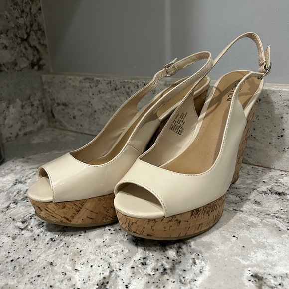 Reaction by Kenneth Cole Platform Cork Wedge Sandal Beige Size 9m - Picture 3 of 5
